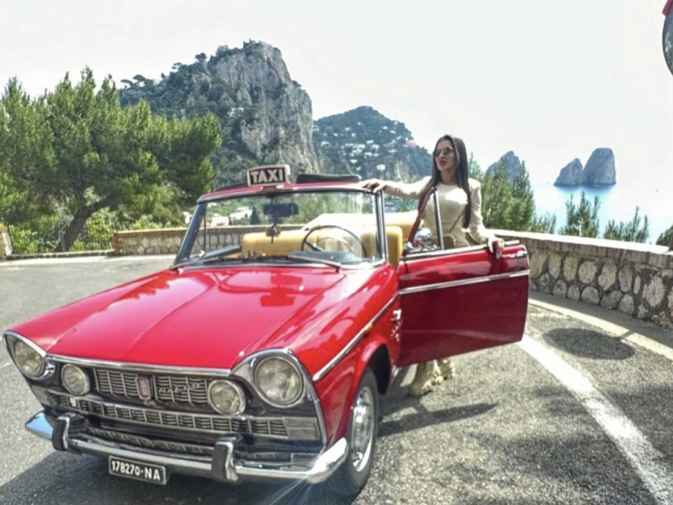CAPRI BOAT EXPERIENCE & CONVERTIBLE CAR TOUR